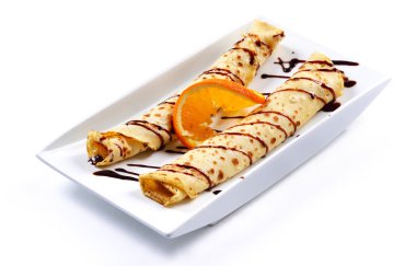 Çikolata soslu leziz krepler.