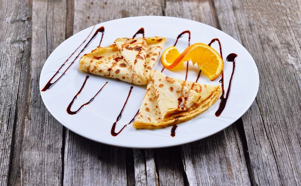 Läckra pannkakor med chokladsås — Stockfoto