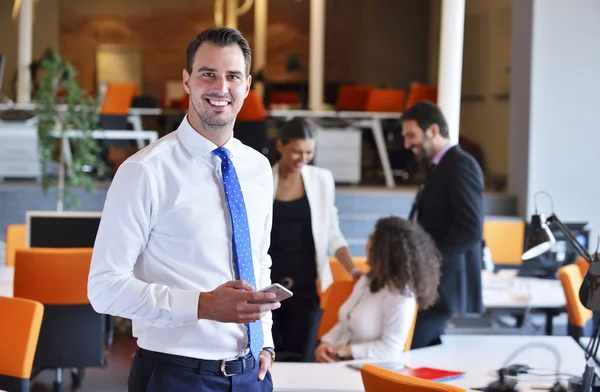 Feliz joven hombre de negocios retrato — Foto de Stock