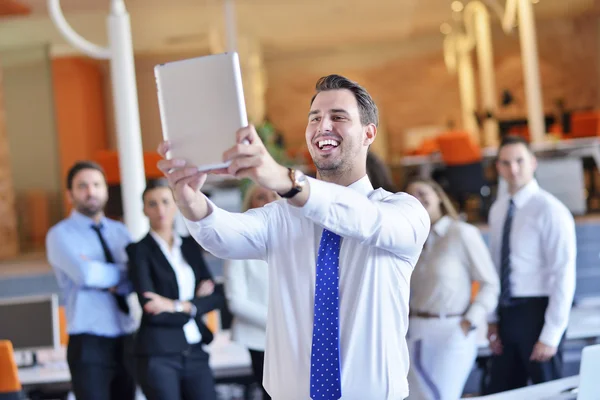 Retrato joven y feliz hombre de negocios —  Fotos de Stock