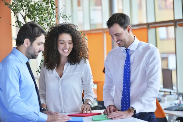 Zakelijke partners die documenten bespreken — Stockfoto