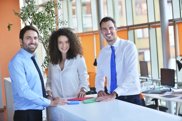 Socios comerciales discutiendo documentos — Foto de Stock