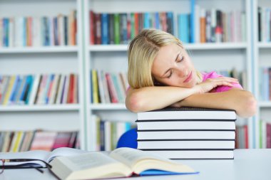 Kütüphanede çalışan bir kadın.