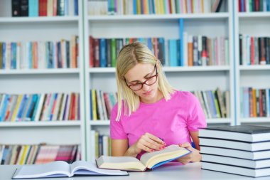 Kütüphanede çalışan bir kadın.