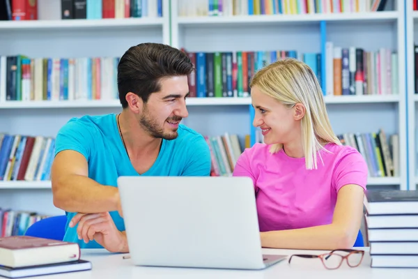 A group of two universities students — Stock Photo, Image