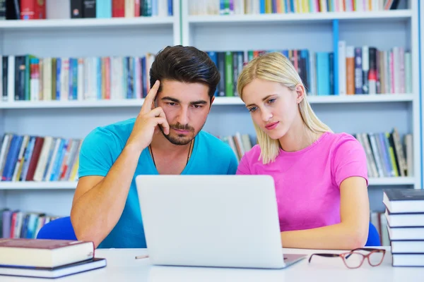 Een groep studenten van twee universiteiten — Stockfoto