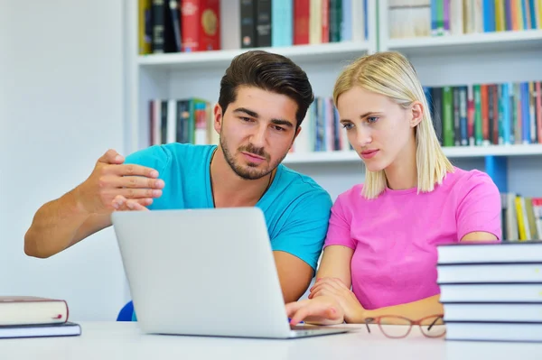 Un gruppo di due studenti universitari — Foto Stock