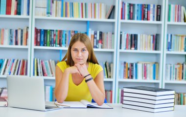 Kütüphanede çalışan bir kadın.