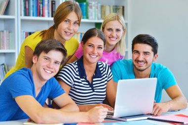 Mutlu grup genç öğrenci
