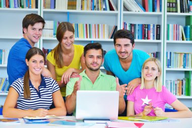 Mutlu grup genç öğrenci