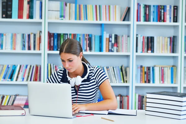 Vrouw studeert in de bibliotheek — Stockfoto