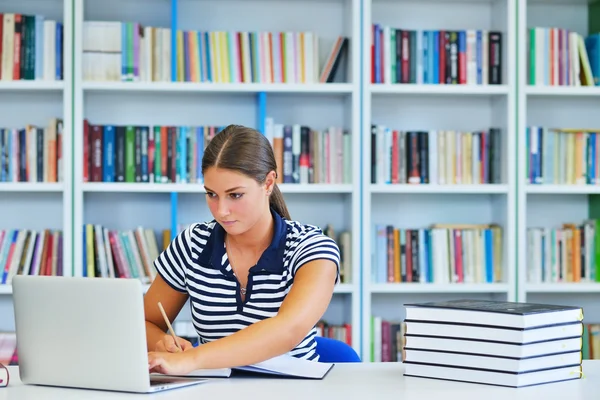 Mujer estudiando en la biblioteca — Foto de Stock