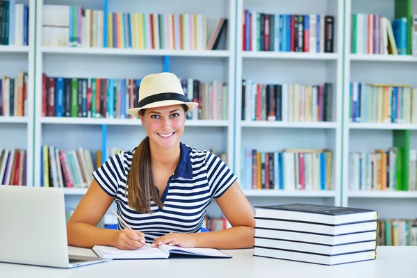Donna che studia in biblioteca — Foto Stock