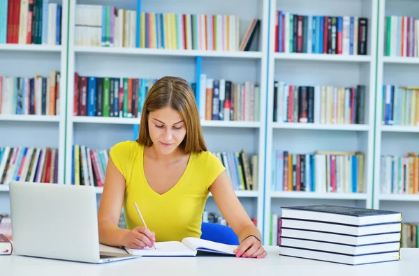 Vrouw studeert in de bibliotheek — Stockfoto