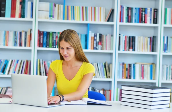 Mulher estudando na biblioteca — Fotografia de Stock