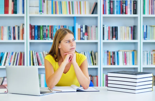 Woman studying in the library — Stock Photo, Image