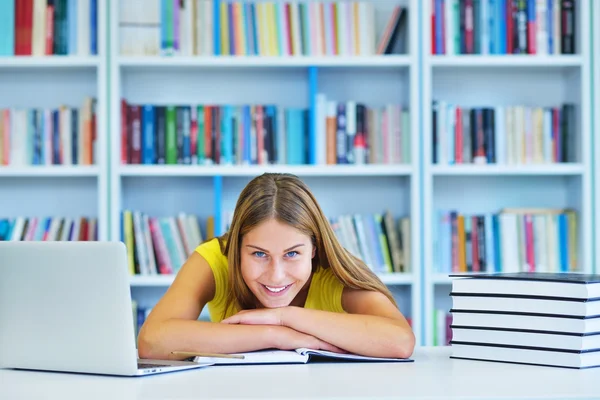 Mulher estudando na biblioteca — Fotografia de Stock