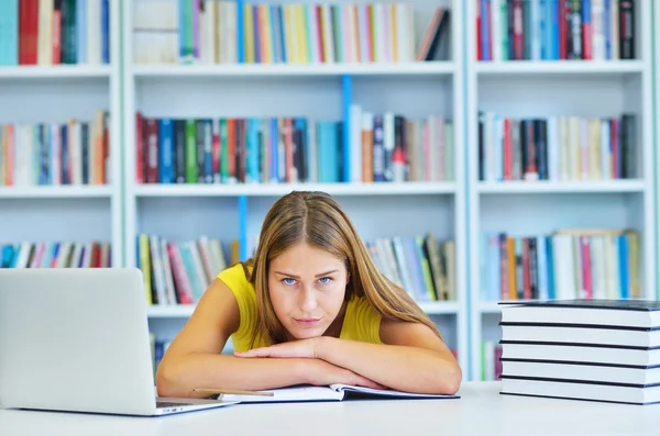 Mulher estudando na biblioteca — Fotografia de Stock