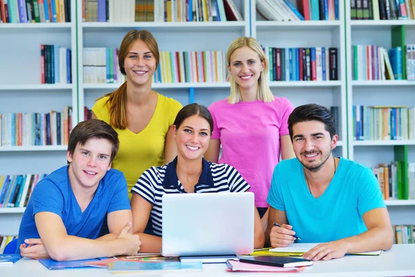 Grupo feliz de jovens estudantes — Fotografia de Stock