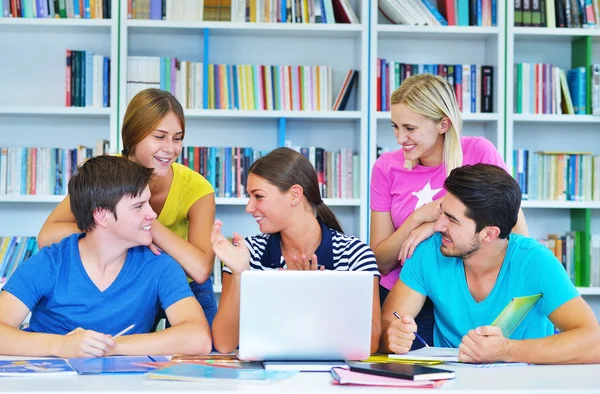 Glückliche Gruppe junger Studenten — Stockfoto