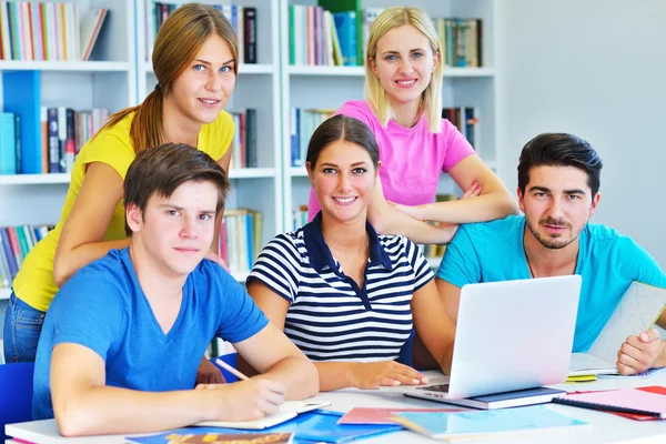 Heureux groupe de jeunes étudiants — Photo