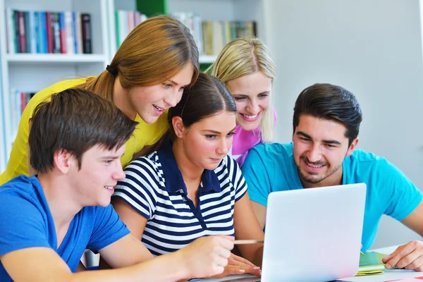 Heureux groupe de jeunes étudiants — Photo