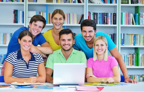 Grupo feliz de jovens estudantes — Fotografia de Stock