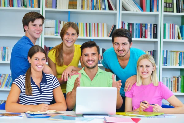 Glückliche Gruppe junger Studenten — Stockfoto