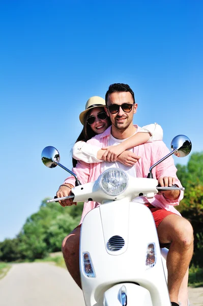 Bonito jovem casal — Fotografia de Stock