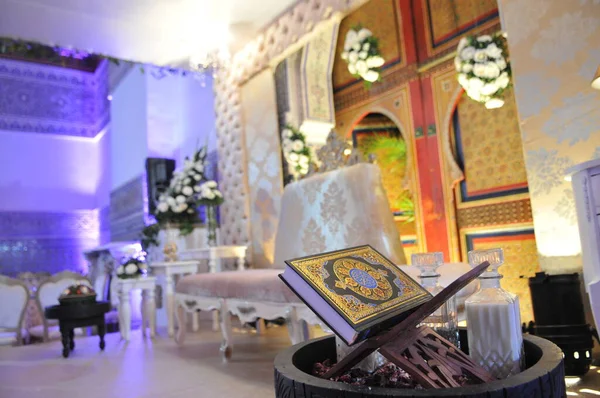 聖イスラーム書コーランが閉じました クルアーン 礼拝のために開く ラムダ — ストック写真