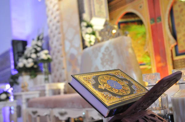 Livro Islâmico Sagrado Alcorão Alcorão Fechado Alcorão Aberto Para Orações — Fotografia de Stock
