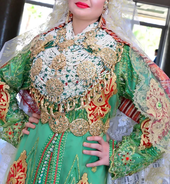 モロッコのカフタンのクローズアップ 金の刺繍 世界で最も有名な服の一つ モロッコの女性のための正式なドレス — ストック写真