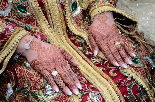 Schöne Henna Muster Auf Den Händen Der Braut — Stockfoto