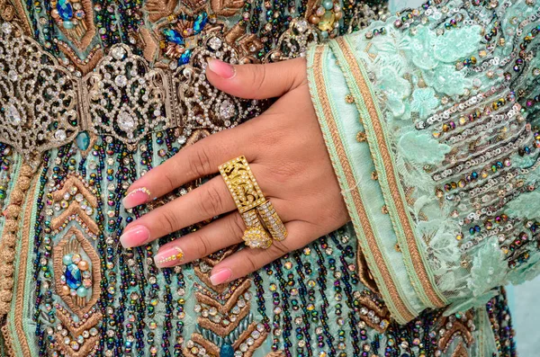Mão Noiva Árabe Perto Ela Usava Anéis Dourados — Fotografia de Stock