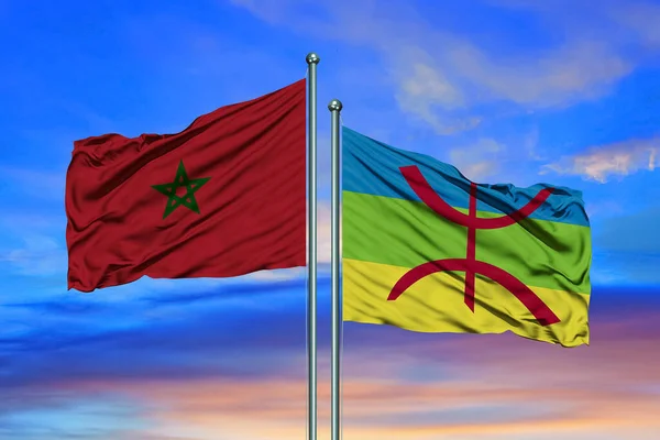 Σημαία Του Μαρόκου Και Των Βερβέρων Κυματίζουν Μαζί Στον Γαλάζιο — Φωτογραφία Αρχείου