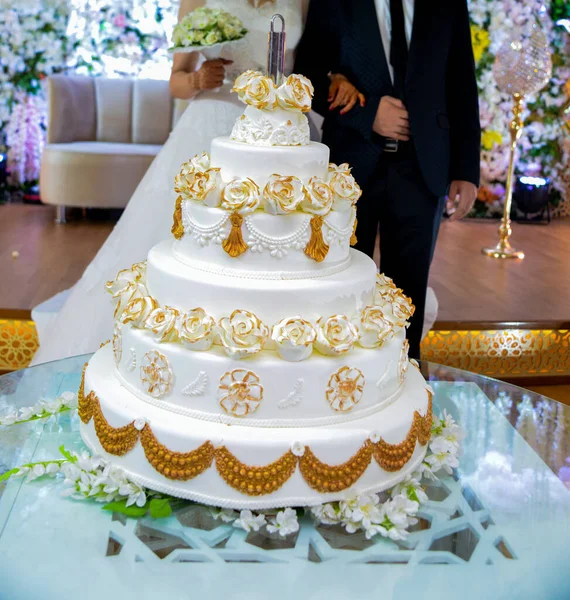 Білий Весільний Торт Скляному Столі Тлом Наречених Фото Організатора Вечірки — стокове фото