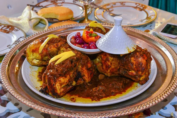 Marockansk Kyckling Maträtt Med Chermoula Oliver Och Konserverad Citron — Stockfoto
