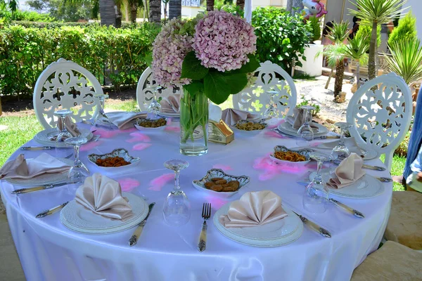 婚桌和花束中心件与餐桌设置 — 图库照片