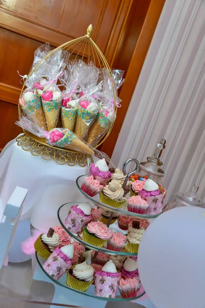 ピンククリームのカップケーキピンクと白のクリームのバニラカップケーキ — ストック写真