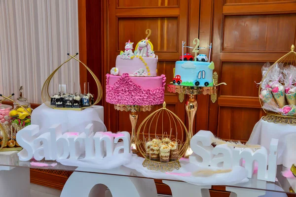 車で飾られたユニコーンケーキやケーキ 誕生日の男の子と女の子 パーティービュッフェ — ストック写真