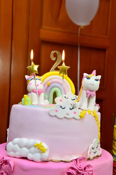 孩子们的生日派对 装饰着彩色的彩妆和独角兽彩虹蛋糕 糖果和水果 儿童或婴儿生日派对桌位 — 图库照片