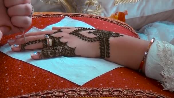 Aplicarea Unui Tatuaj Henna Mâna Unei Femei Lovitură Aproape Maroc — Videoclip de stoc