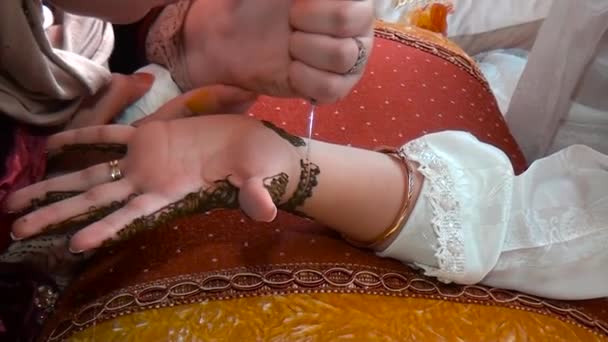 Een Henna Tatoeage Aanbrengen Met Een Naald Hand Van Een — Stockvideo