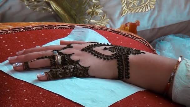 用针刺在女人手上的指甲油纹身 闭塞射击 摩洛哥 — 图库视频影像