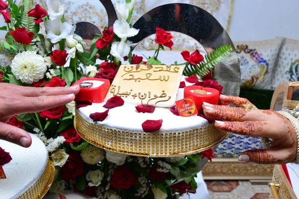 Arab Newlyweds Put Hands Wedding Cake Engraved Henna Bride Hand — Fotografia de Stock