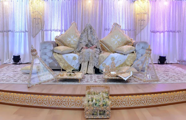 モロッコの花嫁は 伝統的なモロッコの結婚式の儀式を行うために結婚式の椅子に座っています モロッコ人女性 モロッコのヘナの儀式 — ストック写真