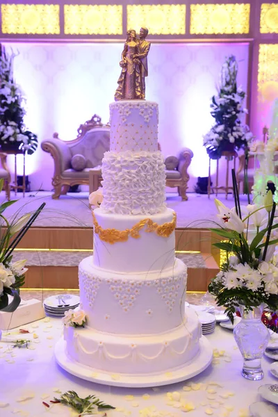 白い花に囲まれたウェディングケーキ — ストック写真