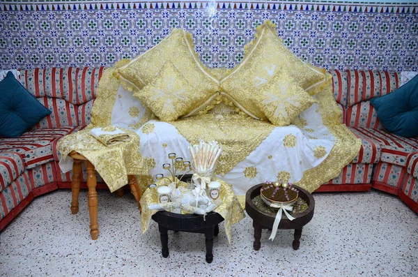 モロッコの結婚式 結婚式の装飾 モロッコの花嫁が結婚式の夜に座る椅子 — ストック写真