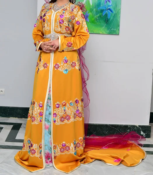 穿着绣花橙色连衣裙的摩洛哥女孩 咖啡厅是一种长而流畅的长袍式服装 在摩洛哥很常见 — 图库照片