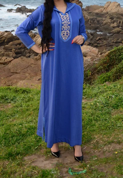 Image Élégante Une Jeune Fille Attrayante Dans Une Robe Marocaine — Photo